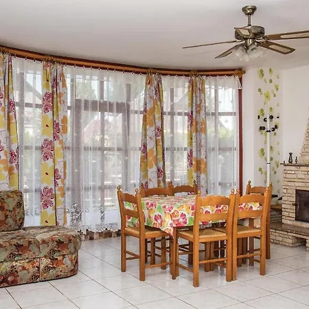 Stunning In W/ Outdoor Swimming Pool And 3 Bedrooms *