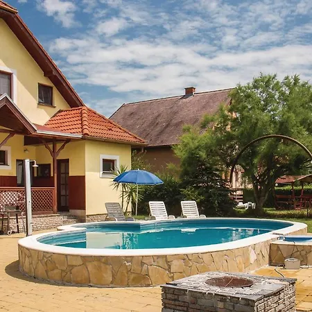 Stunning In W/ Outdoor Swimming Pool And 3 Bedrooms Ferienhaus *
