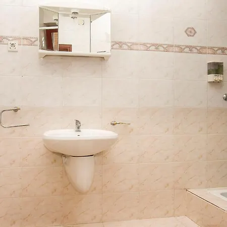 Stunning In W/ Outdoor Swimming Pool And 3 Bedrooms *
