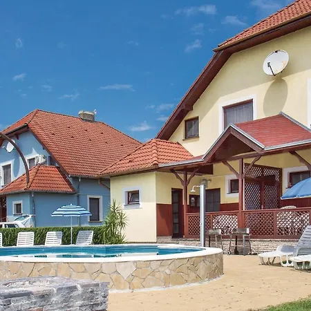 Stunning In W/ Outdoor Swimming Pool And 3 Bedrooms Ferienhaus Balatonmáriafürdő